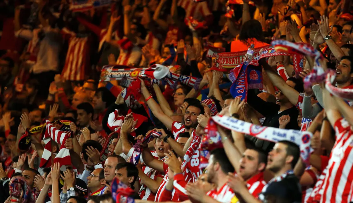 Fans Atletico Madrid terus meneriakkan yel-yel saat menyaksikan laga tim favoritnya di semifinal kedua Liga Champions, Stamford Bridge, London (1/5/02014). (REUTERS/Sergio Perez)