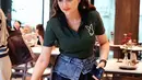 Penampilan Ashanty kali ini menunjukkan bahwa usia bukan halangan untuk terus tampil fashionable dan percaya diri.  [@ashanty_ash].