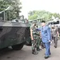 Menteri Pertahanan Prabowo Subianto menyerahkan berbagai kendaraan fungsi khusus buatan PT Pindad secara simbolis kepada Kasad, Jenderal TNI Dudung Abdurachman. (Dok Pindad)