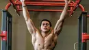 <p>Irfan Sebaztian beberapa kali bagikan momen dirinya saat melatih otot-otot tubuh kekarnya itu. (FOTO: instagram.com/@irfansebaztian15)</p>