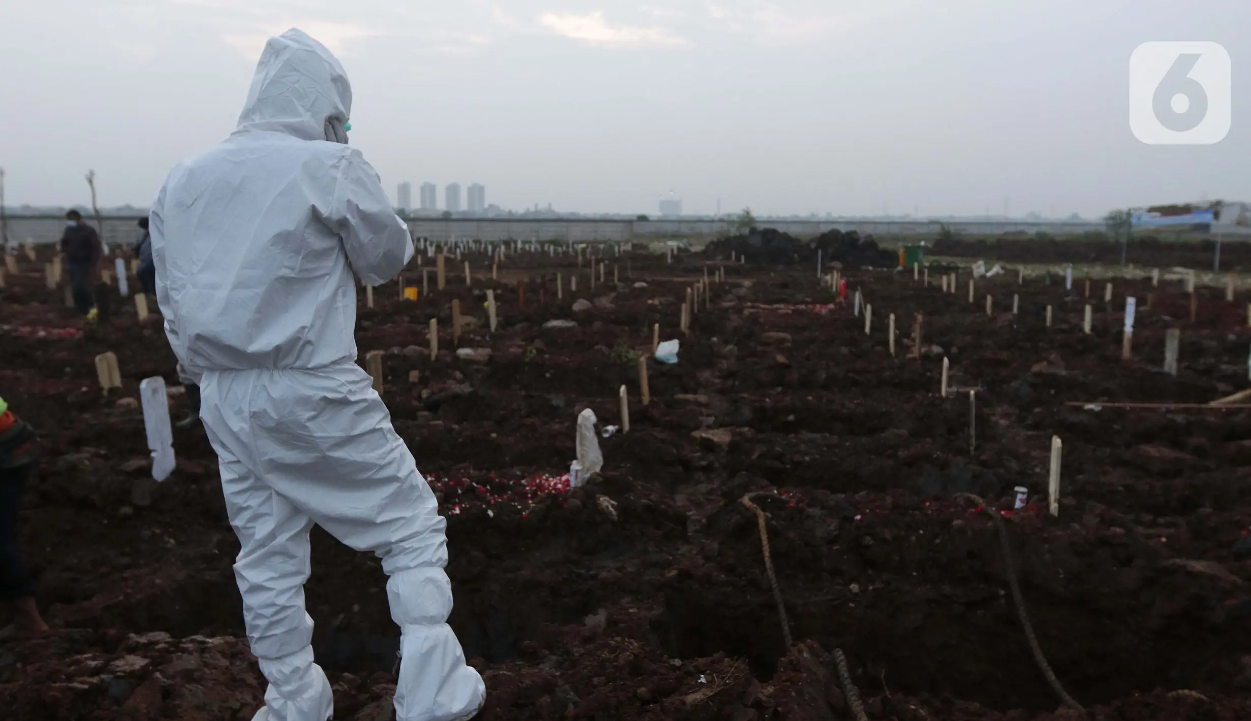 FOTO: TPU Rorotan Sudah Terisi 900 Jenazah dengan Protokol Covid-19 ...