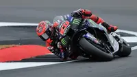 Pembalap MotoGP Prancis dari tim Monster Energy Yamaha MotoGP, Fabio Quartararo, mengikuti sesi kualifikasi MotoGP Grand Prix Inggris di sirkuit Silverstone di Northamptonshire, Inggris bagian tengah, pada 24 Mei 2025. (Adrian Dennis/AFP)