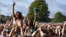 Penonton festival menyaksikan pertunjukan Declan McKenna di Obelisk Arena di festival Latitude di Henham Park, Southwold, Inggris, Jumat (23/7/2021) waktu setempat. (Jacob King/PAvia AP)