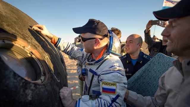 Detik-Detik Kapsul Luar Angkasa Mendarat di Kazakhstan