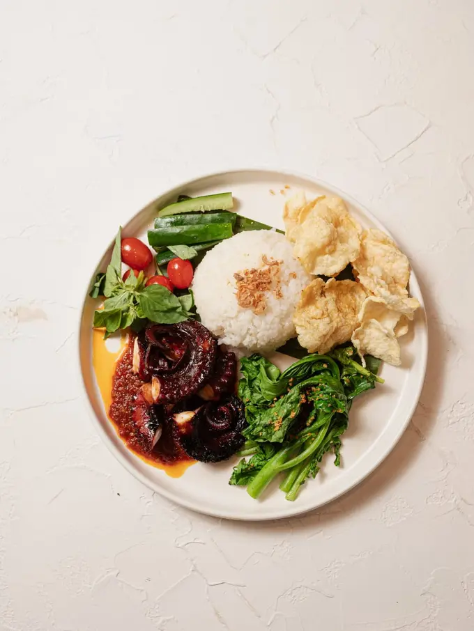 Maple & Oak menyediakan menu gurita bakar untuk buka puasa