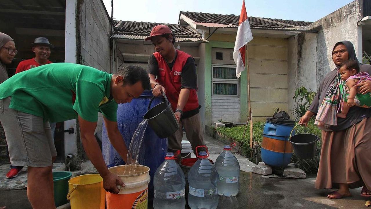 Fenomena El Nino dan musim kemarau berkepanjangan membuat sejumlah wilayah di Kabupaten Tangerang mengalami kekeringan. Sebagaimana yang dirasakan warga Perum Teras Citra, Cukanggalih, mereka saat ini mengandalkan bantuan air bersih dari berbagai pihak.