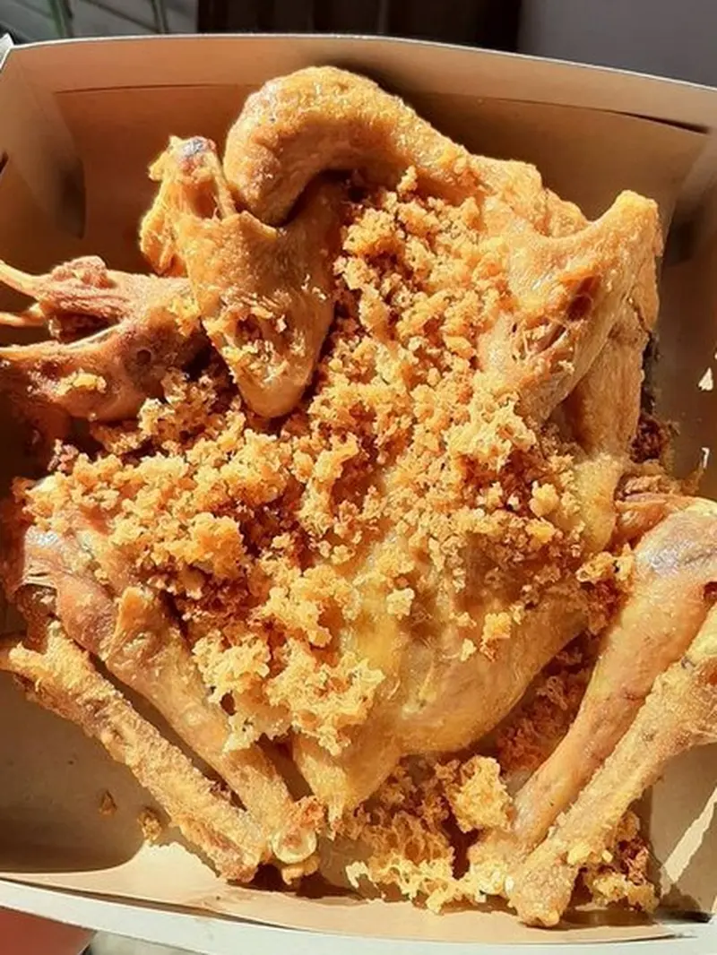 Ingkung ayam goreng Kalasan dengan kremes