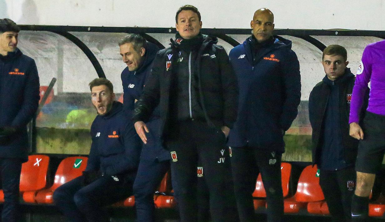 Manajer tim Chorley, Jamie Vermiglio (tengah) mengamati jalannya pertandingan saat menghadapi Wolverhampton wanderers dalam laga babak keempat Piala FA 2020/21 di Victory Park Stadium, Jumat (22/1/2021). Chorley kalah 0-1 dari Wolverhampton. (AFP/Lindsey Parnaby)