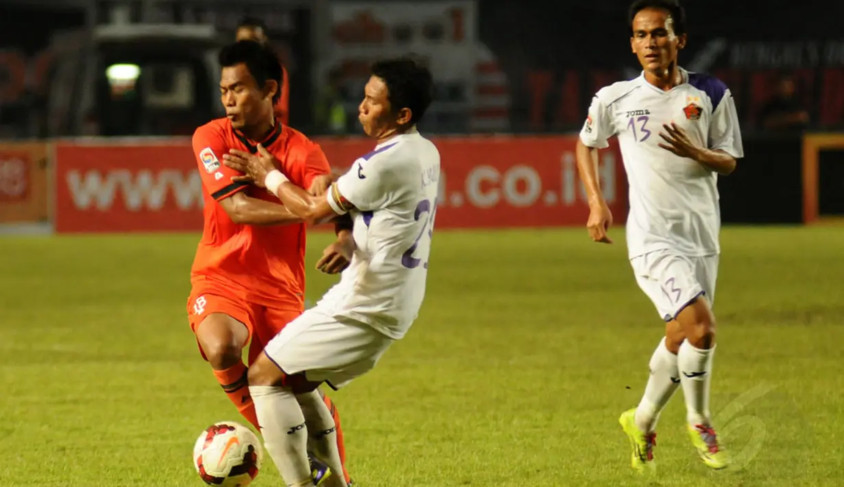 Kapten tim Persik Kediri, Khusnul Yuli (tengah) mencoba menahan laju serangan penyerang Persija, Agus Salim saat berlaga di stadion GBK Jakarta, (30/5/2014). (Liputan6.com/Helmi Fithriansyah) 