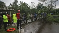 Tim gabungan saat mencari korban banjir bandang di sungai Sempor, Sleman, Yogyakarta, Jumat (21/2/2020). Sedikitnya 200 personel gabungan terus melakukan pencarian Siswa SMPN 1 Turi yang hanyut saat kegiatan susur sungai. (AP Photo)