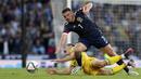 Pemain Skotlandia John McGinn (atas) berduel memperebutkan bola dengan pemain Ukraina Taras Stepanenko pada pertandingan play-off kualifikasi Piala Dunia 2022 di Hampden Park Stadium, Glasgow, Skotlandia, 1 Juni 2022. Ukraina menang 3-1. (AP Photo/Scott Heppell)