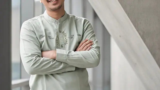 Koko Kasual dengan Detail Bordir Simpel 2025/Nurul Diva Kautsar via Meta AI