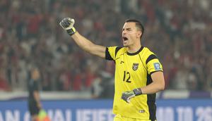 Emil Audero Mulyadi berteriak keras setelah Ole Romeny mencetak gol ke gawang Timnas China dalam laga kesembilan Grup C putaran ketiga Kualifikasi Piala Dunia 2026 di Stadion Utama Gelora Bng Karno, Kamis (5/6/2025). (Bola.com/Muhammd Iqbal Ichsan).