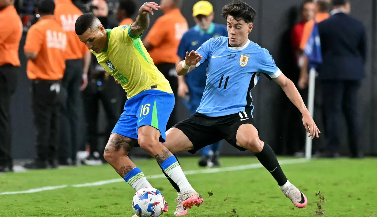 Kedua tim sama-sama memiliki peluang untuk mencetak gol. (Frederic J. Brown/AFP)