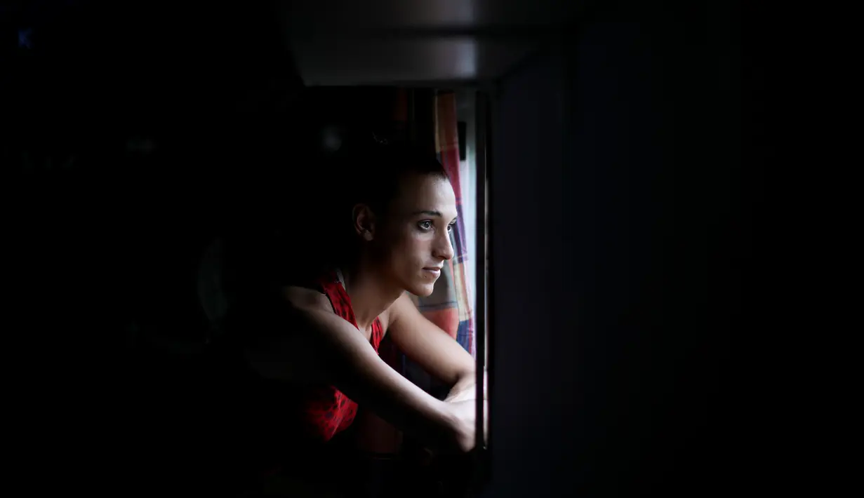 Pesepakbola transgender, Mara Gomez berpose untuk pemotretan di rumahnya di La Plata, Argentina pada 6 Februari 2020. Mara Gomez, pesepakbola transgender pertama yang akan merumput di liga profesional sepak bola wanita Argentina. (AP Photo/Natacha Pisarenko)