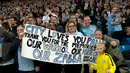Suporter Manchester City mengucakpan terima kasih kepada Pablo Zabaleta usai pertandingan Liga Inggris melawan West Bromwich Albion di Stadion Etihad, Selasa, (16/05/2017). Zabaleta resmi pamit dari klub Manchester City. (EPA/Peter Powell)