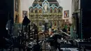 Tentara Ukraina memeriksa rumah sakit militer Rusia di sebuah gereja di Izium, wilayah Kharkiv, Ukraina, 13 September 2022. Menurut Anthony Blinken, pasukan Rusia tetap mempertahankan kekuatan yang sangat signifikan, peralatan, senjata dan amunisi di Ukraina. (AP Photo/Kostiantyn Liberov)