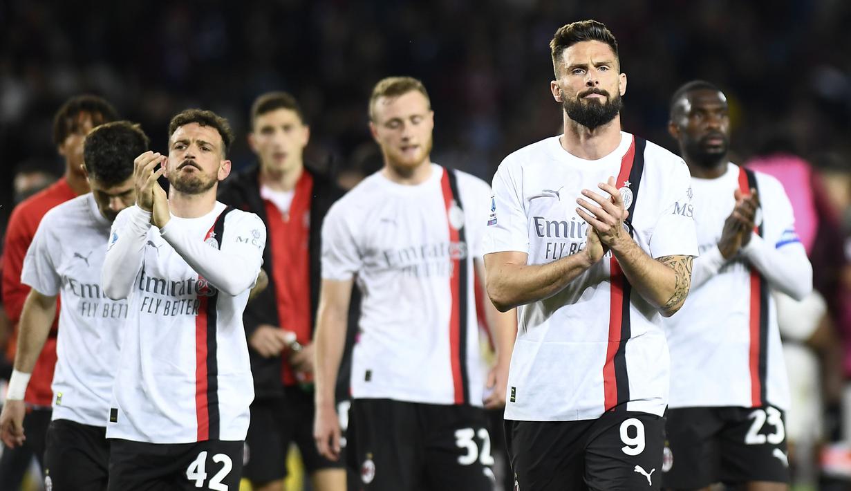 Para pemain AC Milan tampak kecewa setelah ditaklukkan Torino pada pekan ke-37 Serie A di Stadion Olimpico Grande Torino, Minggu (19/5/2024). AC Milan takluk 1-3. (Alberto Gandolfo/LaPresse via AP)