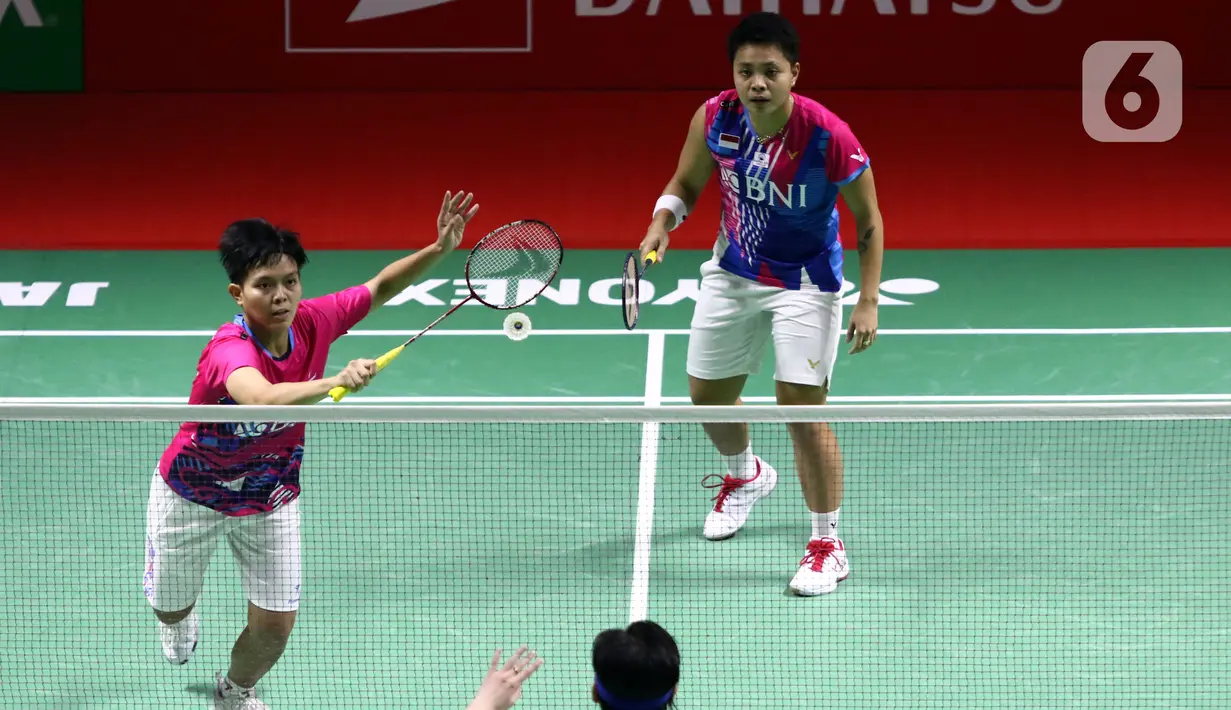 Pebulu tangkis ganda putri Indonesia, Apriyani Rahayu/Siti Fadia Silva Ramadhanti saat bertanding melawan Lee So Hee/Shin Seung Chan (Korea) pada Perempat Final Indonesia Masters 2022 di Istora Senayan, Jakarta, Jumat (10/6/2022). Apriyani/Siti Fadia unggul 15-21, 21-16 dan 21-16. (Liputan6.com/Helmi Fithriansyah)