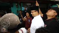Cagub DKI Jakarta nomor 3, Anies Baswedan tiba untuk memantau pemilihan ulang di TPS 29, Kampung Pulo, Kalibata, Jakarta Selatan, Minggu (19/2). Sebanyak 512 DPT di kelurahan tersebut terpaksa melakukan PSU. (Liputan6.com/Helmi Afandi)