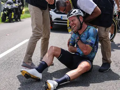 Mark Cavendish dari Inggris meringis kesakitan saat menerima bantuan medis setelah mengalami kecelakaan pada etape kedelapan balap sepeda Tour de France sepanjang 201 kilometer (125 mil) dengan start di Libourne dan finis di Limoges, Prancis, Sabtu (8/7/2023). (Photo by Thomas SAMSON / AFP)