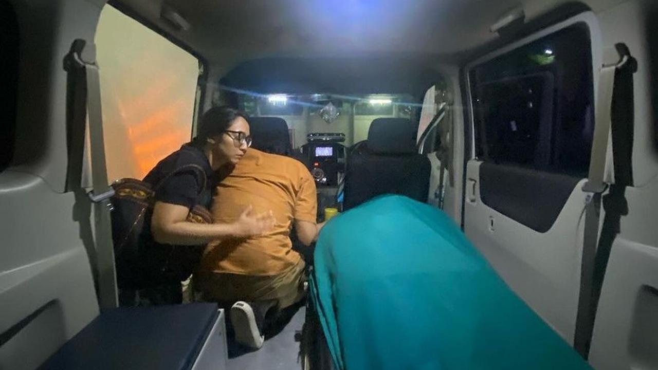 8 Potret Candid Ikang Fawzi Setelah Ditinggal Marissa Haque, Mengaji dan Melamun Sendirian