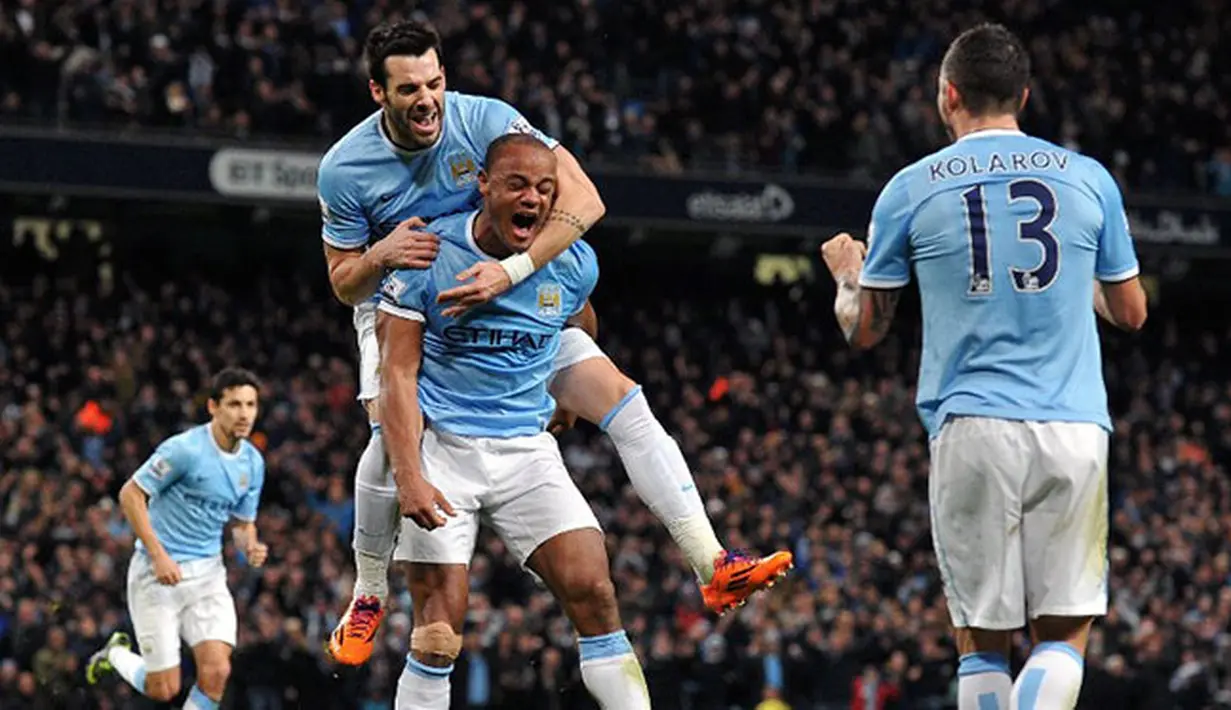 Gol Coutinho dibalas Kompany di menit 31 pada pertandingan sepak bola Liga Inggris antara Manchester City vs Liverpool di Etihad Stadium, Manchester (27/12/13). (AFP/Paul Ellis)