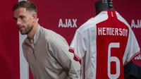 Eks bintang Liverpool, Jordan Henderson baru saja merapat ke Ajax Amsterdam setelah meninggalkan klub Arab Saudi Al Ettifaq pada bursa transfer pemain musim dingin 2023/2024. Resmi diperkenalkan pada Kamis (18/1/2024) waktu setempat, Jordan Henderson dipastikan akan menggunakan nomor punggung 6 yang terbilang keramat karena pernah digunakan beberapa legenda Ajax Amsterdam, seperti Ronald Koeman, Marco van Basten hingga Dennis Bergkamp. Sebelum Jordan Henderson, ini dia daftar 5 pemain terakhir Ajax yang menggunakan nomor punggung 6. (AP Photo/Peter Dejong)