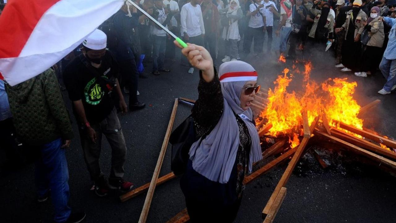 Pada pukul 17.15 sore hari, massa juga sempat berusaha menuju Istana Negara dengan melakukan aksi longmarch melalui jalan memutar, namun usaha mereka gagal karena mendapat adangan dari aparat kepolisian anti huru-hara yang sudah bersiaga di lokasi. Foto: