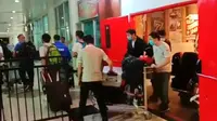 Rekaman gambar Puluhan TKA asal China di Bandara Halu Oleo (HO) Kendari. (Liputan6.com/ Akbar Fua)