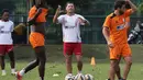 Pelatih Persipura, Osvaldo Lessa, memberi arahan kepada anak asuhnya saat berlatih di Lapangan C Gelora Bung Karno, Senayan, Jakarta. Selasa (5/5). (bola.com/Arief Bagus)