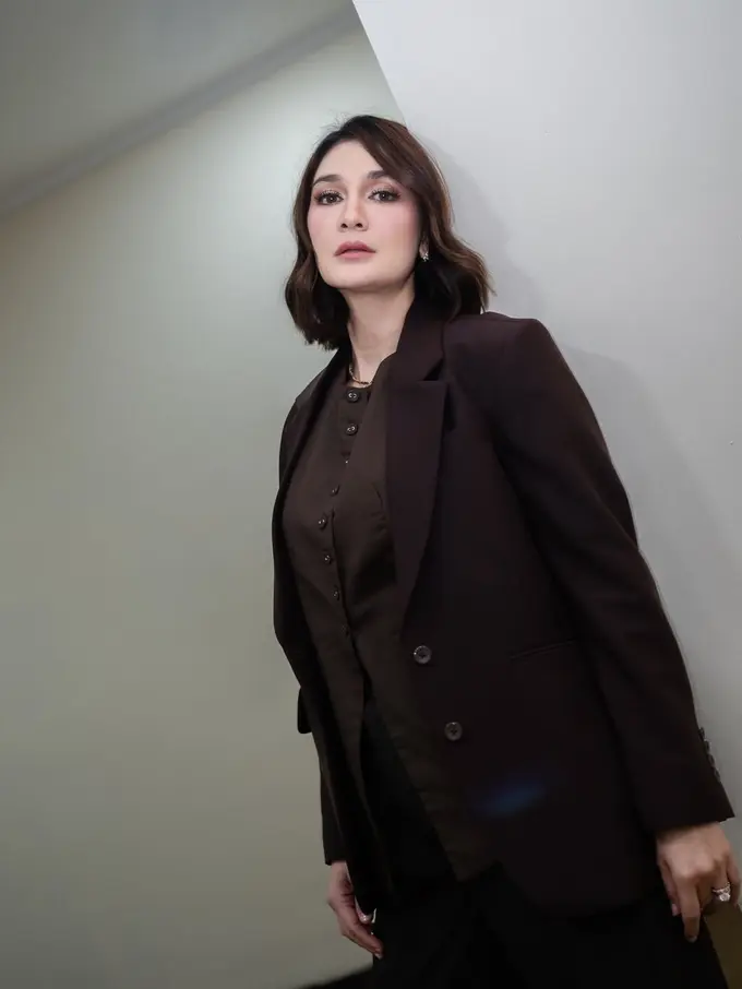 Pesona Luna Maya dalam Balutan Blazer Cokelat, Aura Lady Boss yang Tak Terbantahkan