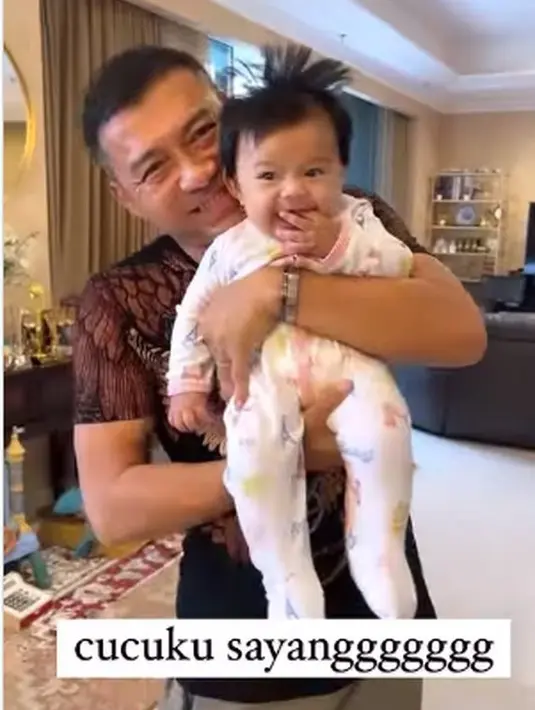 Yup, sebagai cucu pertama di keluarga Anang Hermansyah, tentunya Baby Ameena jadi kesayangan sang kakek. Begini manisnya mereka habiskan waktu bersama, so cute!(instagram.com/ananghijau)