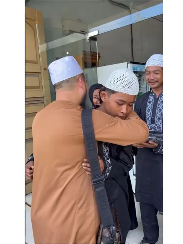 6 Momen Ustaz Ebit Lew Asal Malaysia Beri Baju Muslim ke Anak Vespa di Pekanbaru