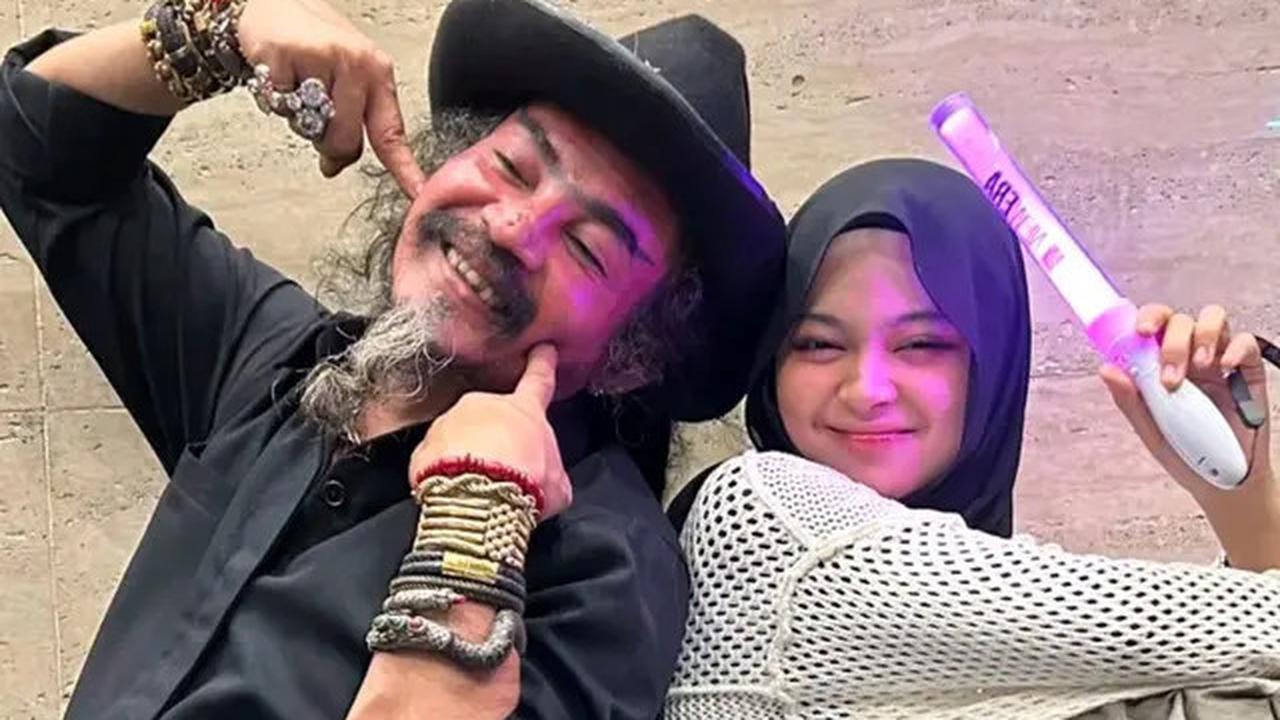 7 Potret Limbad dan Anak Kompak Nonton Konser JKT48, Girang Jadi Wota