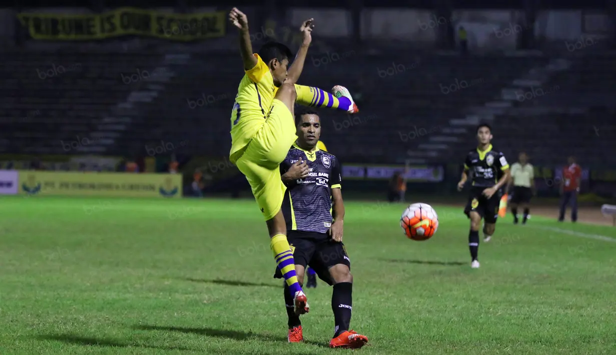 Pemain Sriwijaya FC, Alberto Goncalves (kanan) dihadang pemain Gresik United pada laga Torabika SC2016 di Stadion Tridarma Gresik, Minggu (12/6/2016).  (Bola.com/Nicklas Hanoatubun)