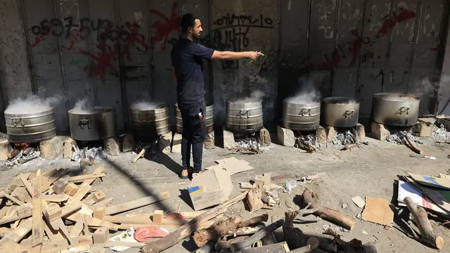 Israel Blokade Total Jalur Gaza, Warga Terpaksa Masak Pakai Kayu Bakar