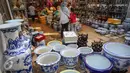 Pengunjung melihat guci tanaman hias di pameran flora dan fauna, Jakarta, Sabtu (19/9/2015). Pameran yang digelar selama 30 hari menghadirkan 150 stand bursa tanaman hias, tanaman buah, tanaman herbal, dan hewan peliharaan. (Liputan6.com/Faizal Fanani)