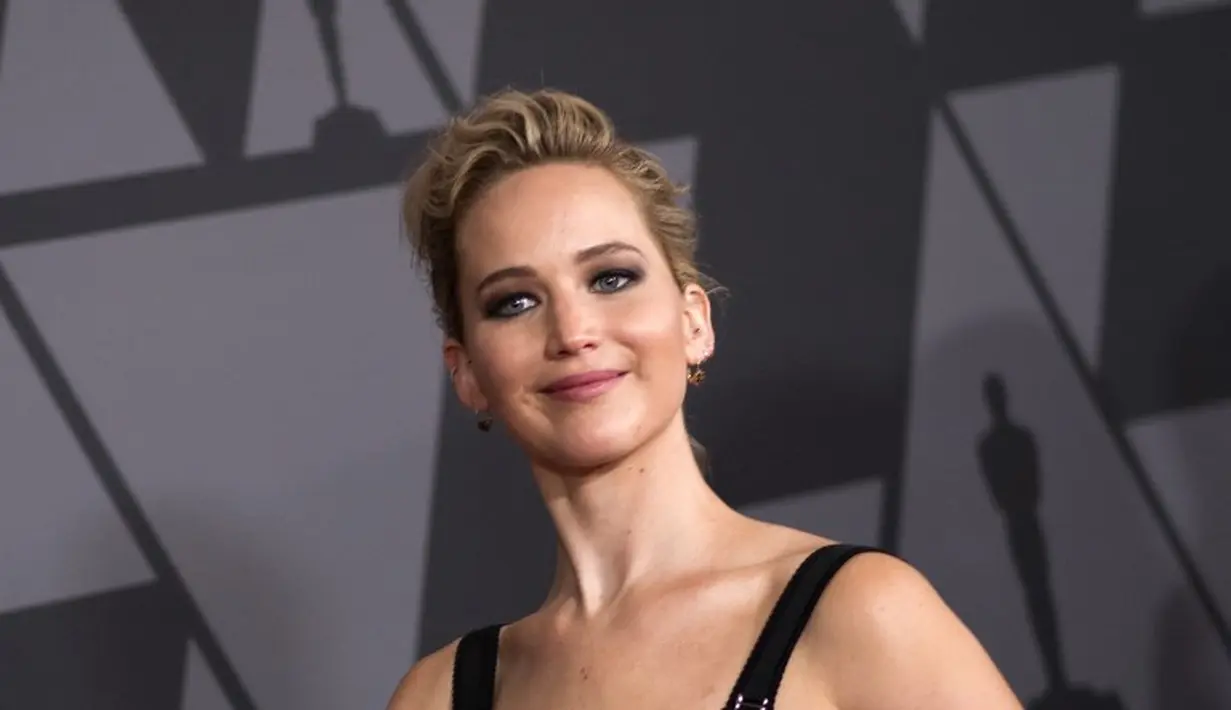 Hal tersebut tentu bisa dimaklumi karena Jennifer Lawrence juga seorang manusia yang menginginkan dan merindukan privasinya. Menurut kamu, bagaimana sikap JLaw yang demikian pada fans? (Valerie Macon /AFP)