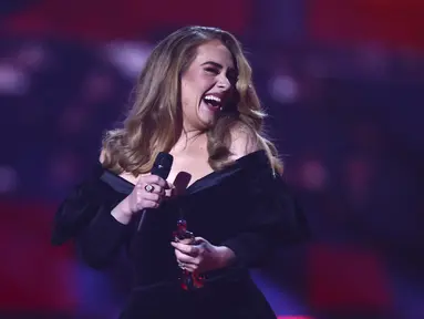 Adele menerima penghargaan Album of the Year pada BRIT Awards 2022 di London, Inggris, 8 Februari 2022. Album 30 milik Adele berhasil menjadi Album of the Year pada BRIT Awards 2022. (Photo by Joel C Ryan/Invision/AP)