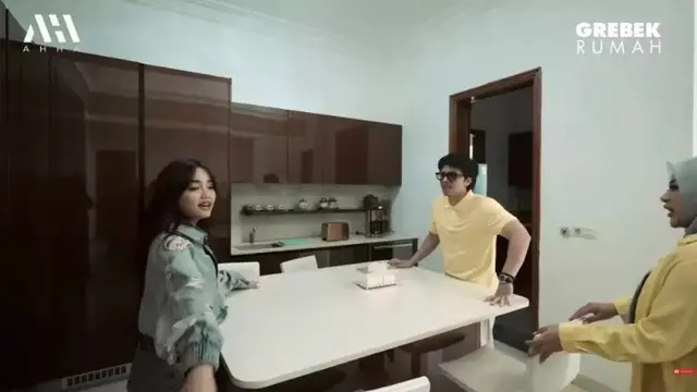 Potret Mewah Dapur Milik Fuji yang Dipenuhi Ornamen Kayu, Harganya Senilai Rp12 Miliar