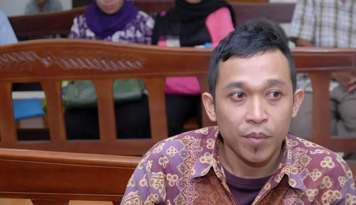 Hendra Saputra dituntut 2,5 tahun penjara, denda Rp 50 juta subsider 6 bulan kurungan. (23/7/14) (Liputan6.com/Miftahul Hayat)