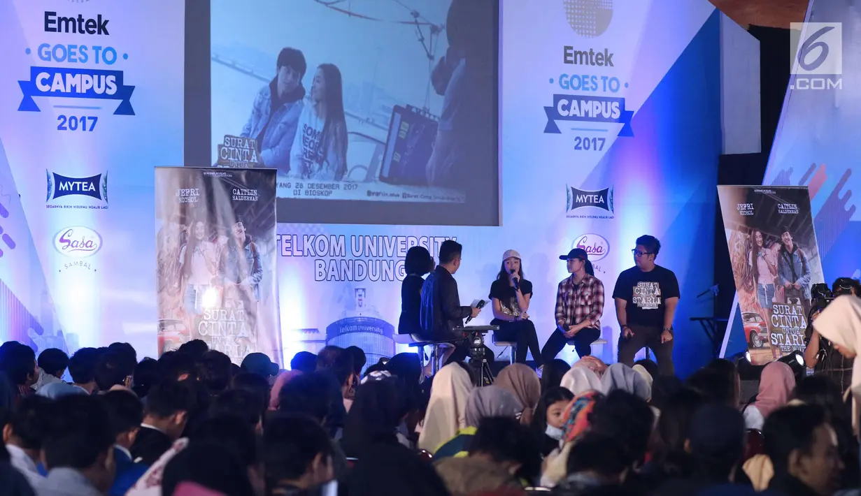 Pemeran film Surat Cinta untuk Starla menyimak pertanyaan seputar proses syuting film tersebut saat gelaran Emtek Goes To Campus 2017 di Universitas Telkom, Bandung, Kamis (30/11). (Liputan6.com/Helmi Fithriansyah)