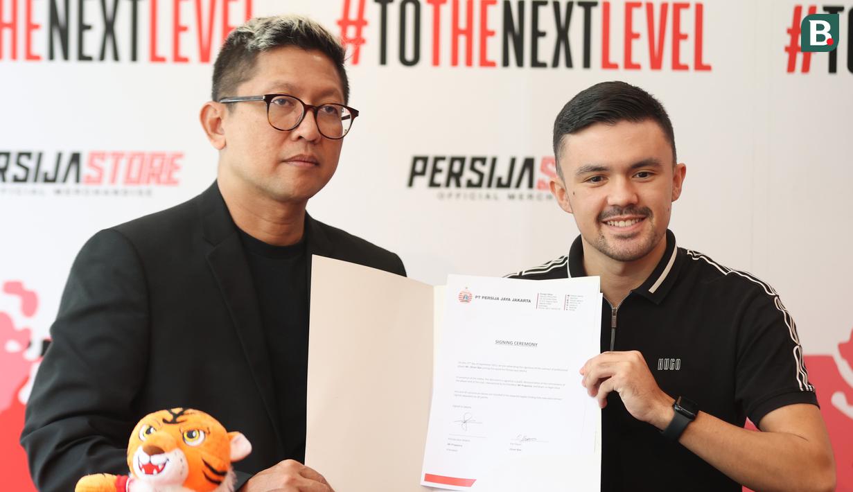 <p>Oliver Bias (kanan), pemain asing baru Persija Jakarta asal Filipina memperlihatkan surat kontrak didampingi Presiden Persija Jakarta, Muhammad Prapanca dalam acara perkenalan di Persija Store, Kuningan, Jakarta Selatan, Kamis (27/7/2023). (Bola.com/Abdul Aziz)</p>
