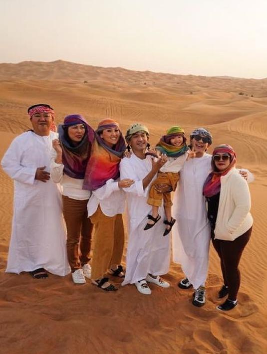 Terlepas dari isu yang beredar, banyak yang menilai bahwa Jordi Onsu hanya menikmati keberagaman budaya tanpa maksud tertentu. Ramadan memang sering menjadi momen bagi banyak orang untuk lebih mendalami nilai spiritual, termasuk dengan mencoba pakaian khas muslim. (Liputan6.com/IG/@jordionsu)