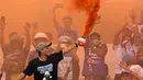 Aksi Aremania menyalakan suar saat laga Bali Island Cup 2016 melawan PSS Sleman di Stadion Kapten I Wayan Dipta, Bali, Minggu (21/2/2016). (Bola.com/Peksi Cahyo)