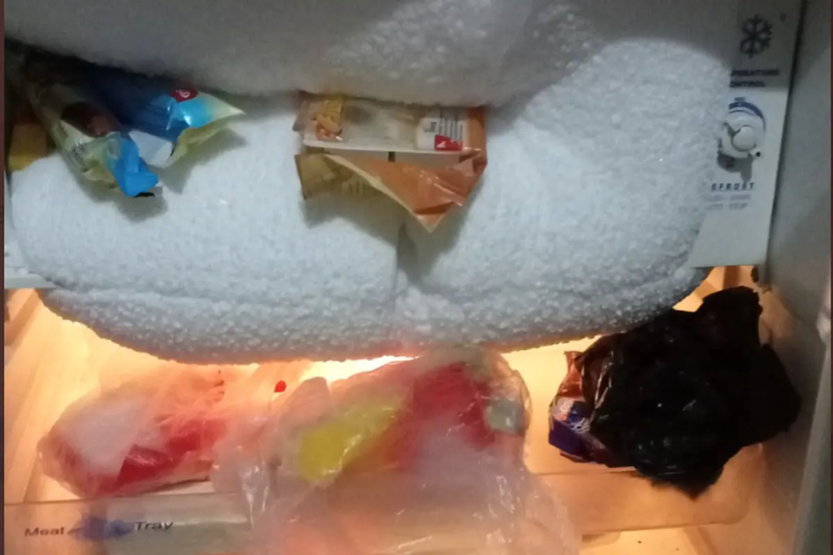 Solusi Praktis Cegah Bunga Es Menumpuk di Kulkas Mini Anak Kos