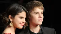 Saat tengah disibukkan oleh jadwal masing-masing, Selena Gomez dan Justin Bieber pun tetap berusaha untuk saling menghubungi. (Elite Daily)