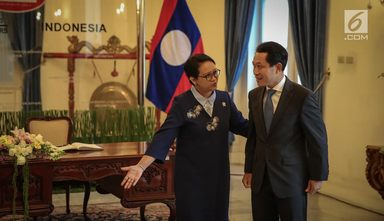 Menlu RI, Retno Marsudi menyambut kedatangan Menlu Laos, Saleumxay Kommasith di Gedung Pancasila Kemlu, Jakarta, Kamis (27/7). Kunjungan Menlu Laos bersamaan dengan peringatan 60 tahun Hubungan Diplomatik antara kedua negara (Liputan6.com/Faizal Fanani)