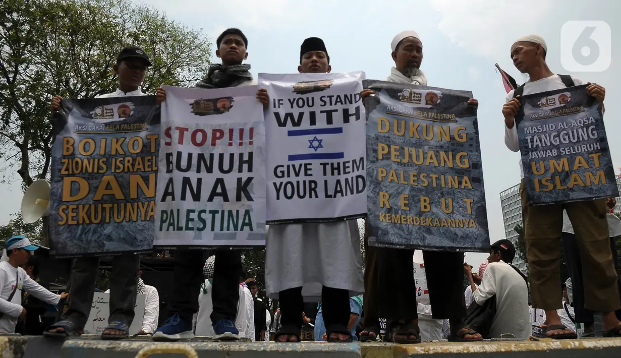 Massa menyampaikan orasi agar Amerika Serikat berhenti membantu Israel. (merdeka.com/Imam Buhori)